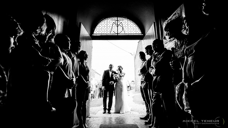 Photographe Lifestyle Hauts de France. Une larme d'émotion pour l'entrée dans l'eglise de la mariée, toujours un moment fort.